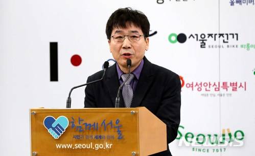 【서울=뉴시스】고범준 기자 = 24일 오전 서울 중구 서울시청 브리핑룸에서 열린 tbs 교통방송 프리랜서 정규직화 발표 기자설명회에서 정찬형 tbs 사장이 인사말을 하고 있다. 2018.01.24. bjko@newsis.com