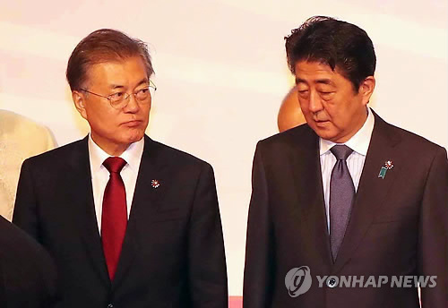 문재인 대통령(왼쪽)과 아베 신조 일본 총리 [연합뉴스 자료사진]