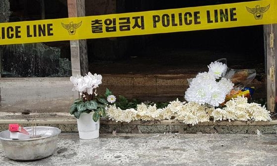 서울 종로5가 서울장여관 앞에 희생자를 추모하는 꽃이 놓여 있다. /고성민 기자