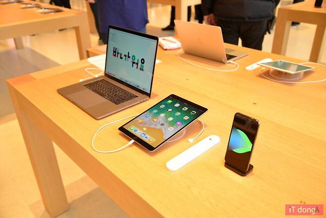 맥북 프로, 아이패드, 아이폰