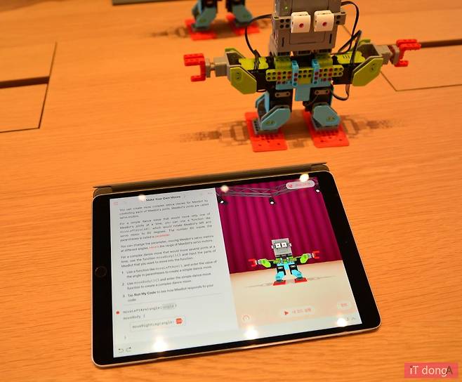 아이패드와 로봇 액세서리를 이용해 간단한 코딩을 경험할 수 있다