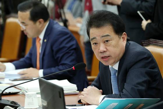 김성수 더불어민주당 의원이 13일 오후 서울 여의도 국회 과학기술정보방송통신위원회의 방송통신위원회 등에 대한 국정감사에서 MBC노조의 국정감사장 앞 침묵시위에 대한 유감을 표명하고 있다. 2017.10.13/뉴스1 <저작권자 © 뉴스1코리아, 무단전재 및 재배포 금지>