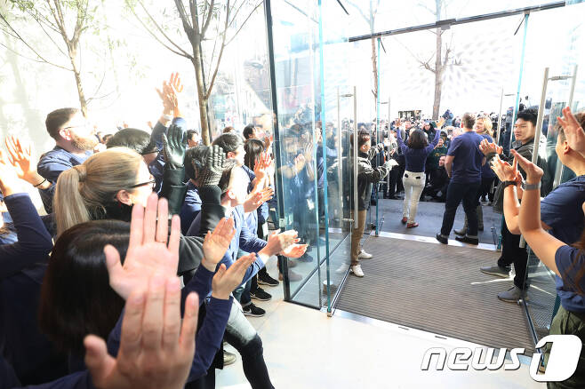 애플의 국내 첫 유통매장인 애플스토어 '애플가로수길'이 27일 문을 열었다.2018.1.27/뉴스1 © News1 황기선 기자