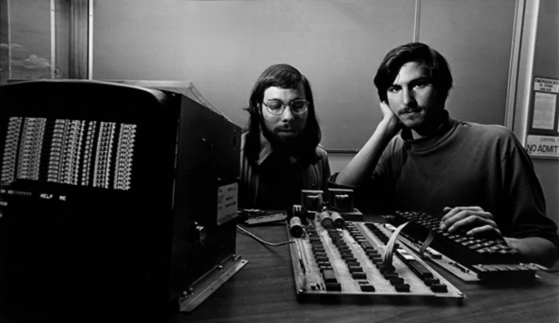 1976년 666.66$에 판매된 애플 컴퓨터와 스티브잡스(오른쪽). 왼쪽은 스티브 워즈니악. [중앙포토]