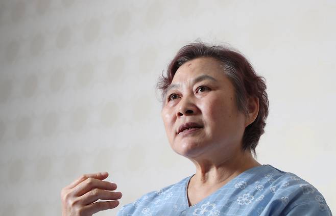 치매에 거동이 불편했던 노모를 6년간 돌본 김선숙씨가 서울 은평구 불광동의 한 정형외과에서 어머니에 대해 이야기를 하고 있다. 김씨는 비혼으로 치매 노모와 조카딸을 돌봤다. 지난해 11월 어머니를 떠나보낸 후 오른쪽 어깨 인대가 파열된 김씨는 병원에 입원 중이다. 강윤중 기자 yaja@kyunghyang.com