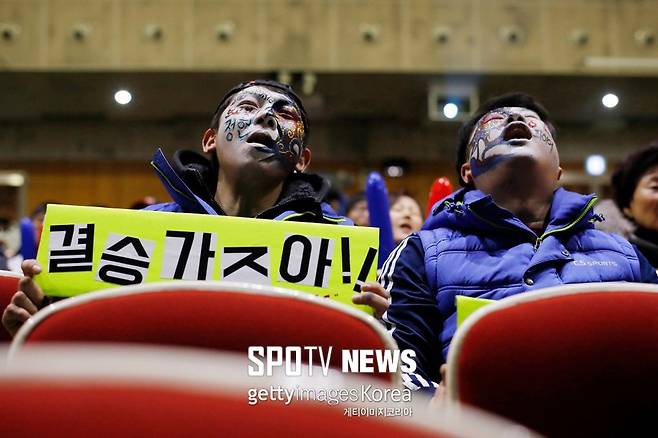 ▲ 정현과 페더러의 호주오픈 준결승을 관전하며 응원하는 한국 팬들이 아쉬워하고 있다 ⓒ GettyImages