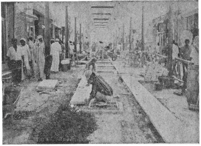 1979년 3월8일 경향신문에 게재된 사우디아라비아 시장 거리를 포장하고 있는 한국 청년들. 경향신문 자료사진