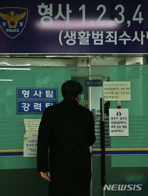 【제천=뉴시스】강신욱 기자 = 25일 충북 제천시 하소동 스포츠센터 화재 참사와 관련해 건물 실소유주 의혹 등을 받는 충북도의회의원이 참고인 조사를 받으러 제천경찰서 형사팀 사무실로 들어가고 있다. 2018.01.25. photo@newsis.com