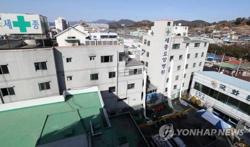 38명 숨진 밀양 세종병원 화재 참사 현장 (밀양=연합뉴스) 최병길 기자 = 38명이 사망하고 151명이 부상한 경남 밀양 세종병원 화재 참사 현장. 세종병원과 요양병원, 장례식장이 좁은 공간에 한데 들어선 병원 전체 건물 곳곳에는 설계 도면과 다른 불법건축물이 가득했다. 2018.1.28 choi21@yna.co.kr