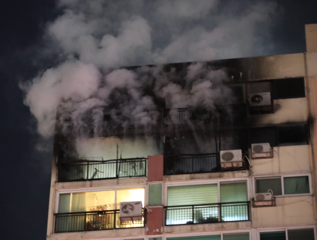 [지난 28일 서울 은평구의 한 아파트 14층에서 불이 나 검은 연기가 치솟고 있다. 이날 불로 주민 3명이 사망하는 안타까운 일이 벌어졌다. 사진제공=연합뉴스]