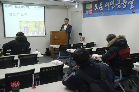 지난해 12월 14일 신용회복위원회 의정부지부에서 진행한 개인회생 신청자 대상 신용교육엔 신청자 26명 중 단 세 명만 참석했다. 법원에서 개인회생이나 개인파산을 인가 받기 위해 별도로 이수해야 하는 교육이나 상담은 전무하다. 한애란 기자