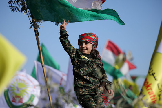 30일(현지시간) 시리아 아프린 일대에서 벌어진 터키의 군사작전에 항의하는 시위에 참여한 쿠르드 소녀. [로이터=연합뉴스]