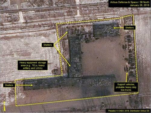 중장비 보관 구역. 사진 오른쪽에 대형 견인 트럭이 보인다. 출처:38north 화살표가 가리키는 지붕들은 중장비 보관소.