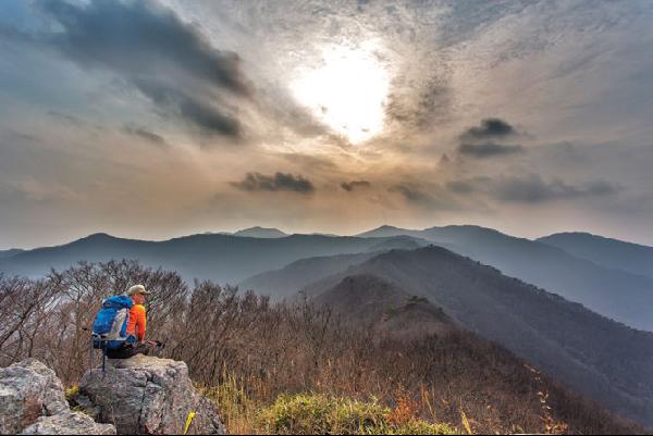 [월간산]공단 김민씨가 낙조대에 앉아 첩첩산중 변산의 산그리메를 바라보고 있다.