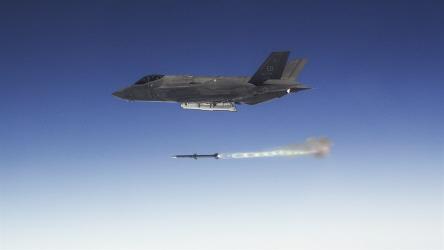 정밀유도무기를 발사하는 미 공군의 F-35A 스텔스기[미 공군 제공]