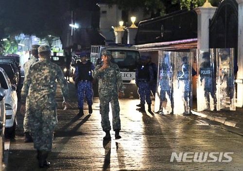 【말레=AP/뉴시스】몰디브 정부군이 5일 말레 시내 주요 도로를 순찰하고 있다. 정부는 이날 15일간의 비상사태를 선포했다. 2018.02.06