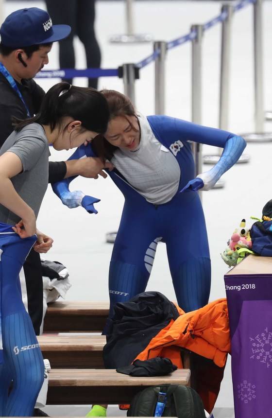 이상화가 최재봉 코치의 도움을 받으며 어렵게 '새 옷'을 입고 있다. 오종택 기자