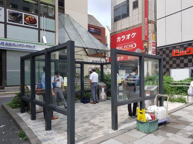 일본 도쿄도 중심가에 설치된 한 야외 흡연 구역. 도쿄도는 모든 거리의 흡연을 금지하는 대신 야외 흡연 구역을 추가해 흡연자들의 흡연권도 보장하고 있다.