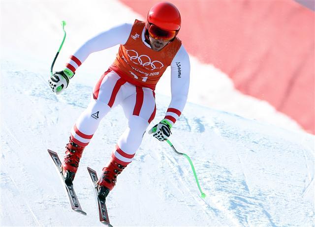 8일 강원도 정선 알파인 스키 코스에서 열린 2018 평창동계올림픽 스키 남자 활강 공식 연습에서 오스트리아 마르셀 히르셔가 슬로프를 질주하고 있다. [연합뉴스]