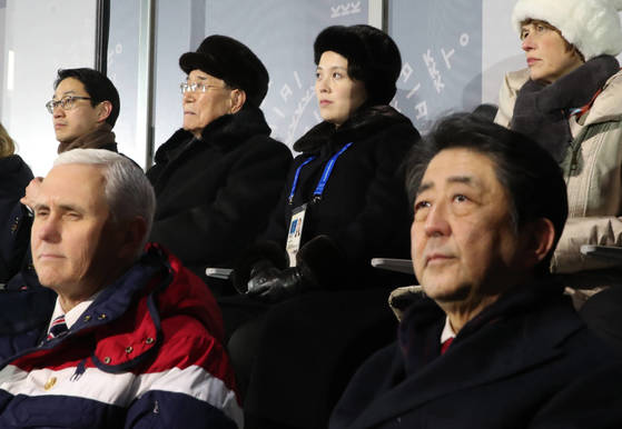 북한 김여정 노동당 중앙위 제1부부장(뒷줄 오른쪽)과 김영남 최고인민회의 상임위원장(뒷줄 왼쪽), 미국 마이크 펜스 부통령(앞줄 왼쪽)과 일본 아베 신조 총리가 9일 오후 평창올림픽플라자에서 열린 2018 평창동계올림픽 개회식을 지켜보고 있다.