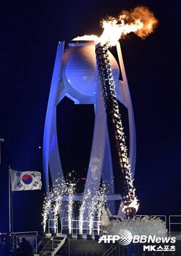 성화는 김연아의 손에서 활활 타올랐다.