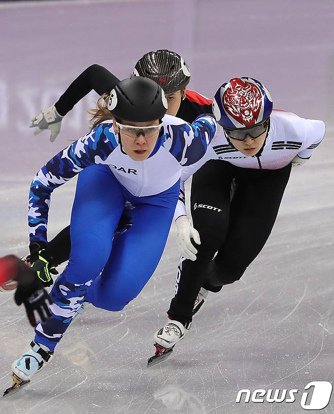 최민정이 10일 오후 강원도 강릉 아이스아레나에서 열린 2018 평창동계올림픽 쇼트트랙 스피드 스케이팅 여자 3000m 계주 예선 1조 경기에서 질주하고 있다. 2018.2.10/뉴스1 © News1 임세영 기자