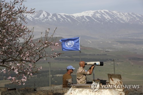 망원경으로 이스라엘-시리아 접경지대 일대 지켜보는 유엔 [AFP=연합뉴스]