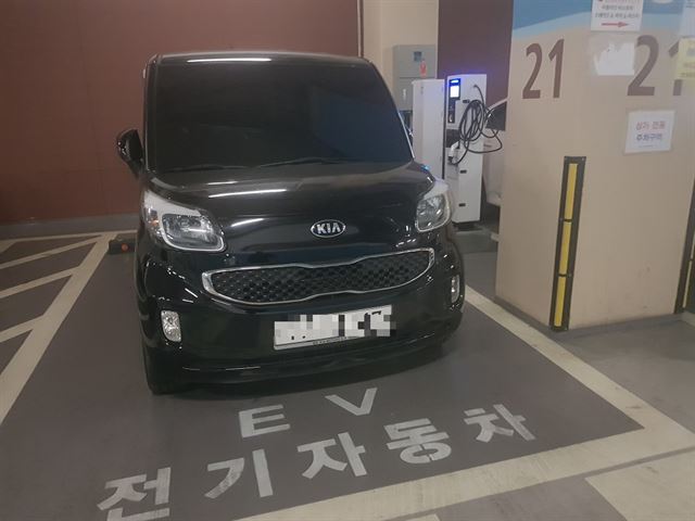 서울 은평구 한 오피스텔 주차장 내 설치된 전기차 충전구역에 1일 일반차량이 주차돼 있다.