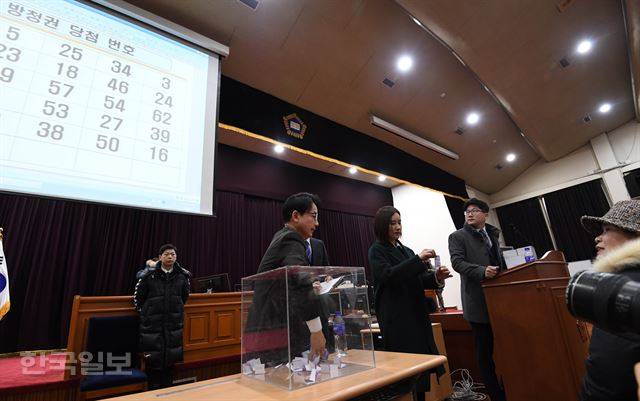 12일 오전 서초동 서울회생법원에서 '비선실세' 최순실 씨의 국정농단 사건 1심 선고 공판 방청권 추첨이 진행되고 있다. 선고는 다음날 오후 대법정에서 열릴 예정이다. 서재훈기자