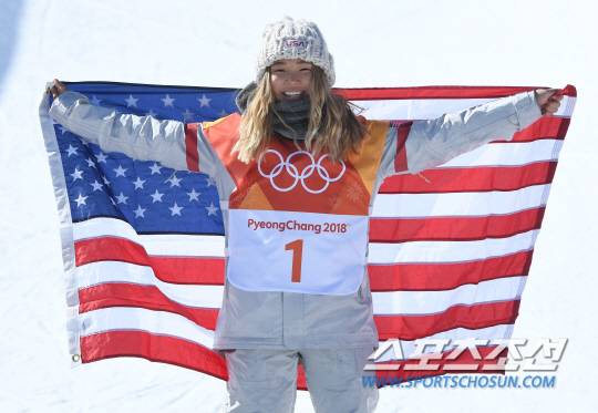 13일 오전 평창 휘닉스 스노경기장에서 '2018 평창동계올림픽' 스노보드 여자 하프파이프 결승전 경기가 열렸다. 한국계 미국인 클로이 김이 여자 하프파이프 사상 최연소 금메달을 차지했다. 시상식에서 성조기와 함께 포즈를 취하고 있는 클로이 김. 평창=송정헌 기자 songs@sportschosun.com/2018.02.13
