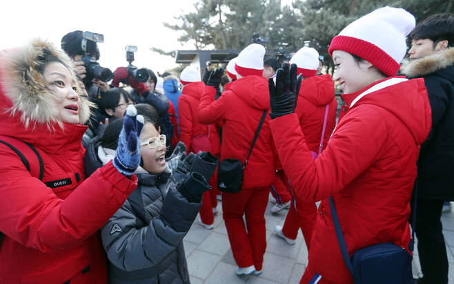 북한 응원단과 경포대를 찾은 관광객들이 손을 흔들며 인사하고 있다. 김경록 기자