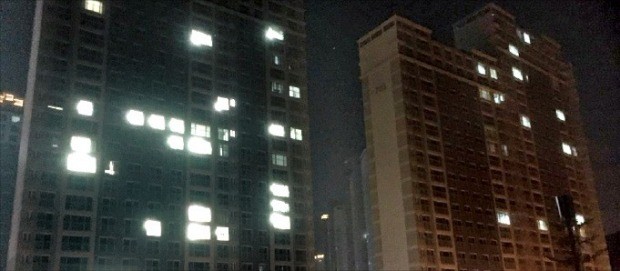 지난달 준공한 경남 창원시 성산구의 한 아파트 단지 내 80% 가까운 가구에 불이 꺼져 있다. 창원=김해연 기자 haykim@hankyung.com