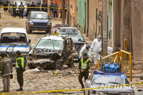 【오루로( 볼리비아) = AP/뉴시스】볼리비아의 오루로 시에서 13일 밤(현지시간) 다이나마이트 폭발물 테러가 일어나 4명이 죽고 10여명이 부상당한 현장을 경찰이 통제하고 있다.  이는 오루로 시 카니발 기간중 사흘 간격으로 발생한 두 번째 폭탄 테러이다.