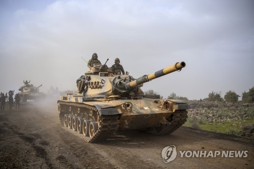 시리아 쿠르드 지역으로 진격하는 터키군 탱크 [AP=연합뉴스]