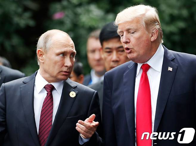 도널드 트럼프 미국 대통령(오른쪽)과 블라디미르 푸틴 러시아 대통령 <자료사진> © AFP=뉴스1