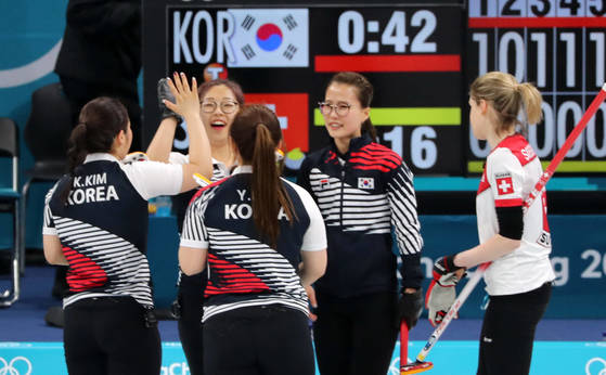 16일 강릉컬링센터에서 열린 여자 컬링 예선 대한민국과 스위스의 경기에서 7대5로 승리한 한국 선수들이 기뻐하고 있다. [강릉=연합뉴스]