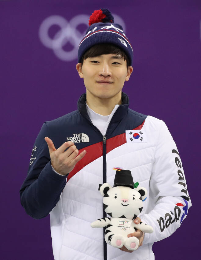 17일 강릉 아이스아레나에서 열린 2018 평창동계올림픽 쇼트트랙 남자 1,000m에서 동메달을 딴 서이라가 시상식에서 기뻐하고 있다. 연합뉴스