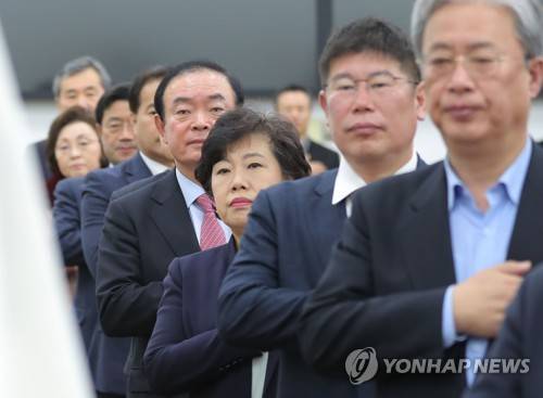민주평화당 의원총회 (서울=연합뉴스) 이정훈 기자 = 민주평화당 조배숙 대표와 의원들이 13일 오전 국회에서 열린 의원총회에서 국기에 경례하고 있다. 2018.2.13 uwg806@yna.co.kr