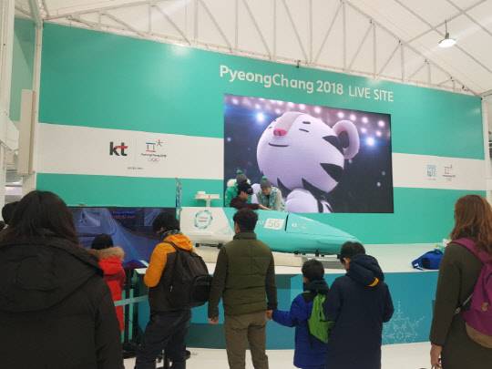 강릉 올림픽파크에 위치한 KT '5G 커넥티드'(왼쪽)와 서울 광화문 광장에 설치된 KT '라이브사이트'