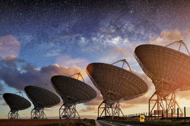 우주로부터 쏟아지는 전파를 수집하는 전파망원경.