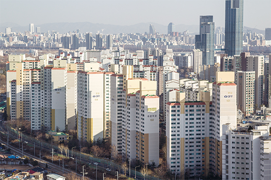 서울 용산구 동부이촌동 총 5000여가구 규모 5개 단지가 3개층을 증축하는 통합 리모델링에 나선다.