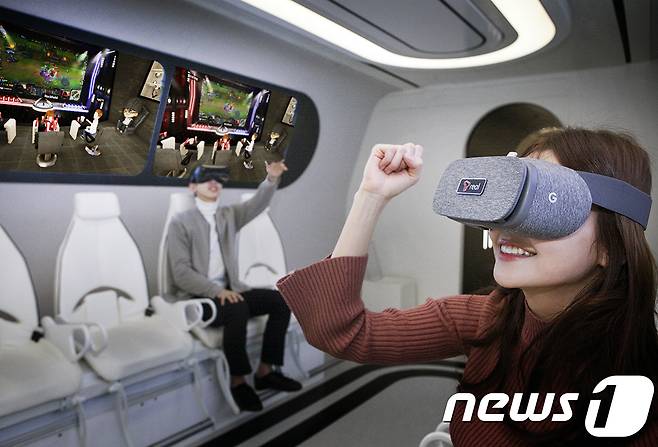 SK텔레콤은 VR 기기를 쓰고 나의 아바타로 가상 공간에 들어가, 다른 참여자들과 같은 동영상 콘텐츠를 보며 소통할 수 있는 ‘옥수수 소셜 VR’을 공개한다고 19일 전했다.  (SK텔레콤 제공) 2018.2.19/뉴스1