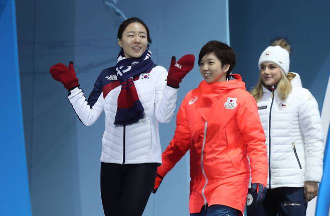 이상화가 20일 강원도 평창 메달플라자에서 열린 시상식에서 일본의 고다이라 선수와 입장하고 있다. 우상조 기자