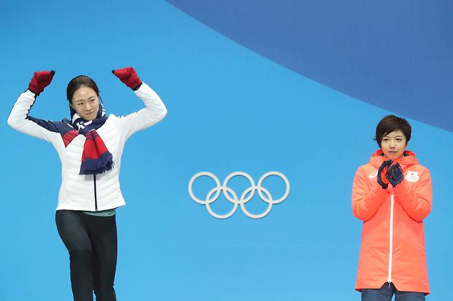 이상화가 두손을 번쩍 들어보이며 단상에 오르고 있다. 우상조 기자