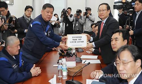 정상화 요구서한 전달하는 한국GM노조 (서울=연합뉴스) 이정훈 기자 = 한국GM노조 지도부가 20일 오전 국회 환경노동위원회 소회의실에서 더불어민주당 홍영표 한국GM 대책 TF 위원장 등 위원들을 면담, 정상화 요구서한을 전달하고 있다. uwg806@yna.co.kr