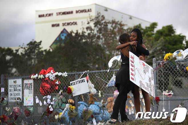 지난 14일(현지시간) 17명의 목숨을 앗아간 총기난사 현장인 플로리다 파크랜드의 마조리 스톤맨 더글러스 고등학교. © AFP=뉴스1