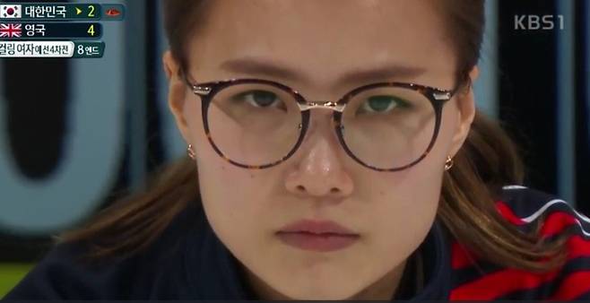트위터에서는 김은정이 쓴 안경의 브랜드를 알고 싶어하는 이들이 잔뜩이다. 몇몇 사용자들은 “안경 브랜드 담당자는 사장 멱살을 잡아서라도 김은정을 당장 모델로 섭외해야 한다”고 주장하기도 했다. 사진 한국방송 갈무리.
