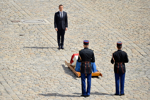 에마뉘엘 마크롱 프랑스 대통령이 지난해 7월5일 프랑스 앵발리드에서 열린 정치가 시몬 베이유의 장례식에 참석해 애도를 표하고 있다. 시몬 베이유는 1970년대 프랑스의 낙태 합법화 운동을 주도하며 프랑스 여성 인권의 상징으로 평가받는다. 게티이미지코리아.