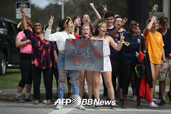 학생들이 총기 규제 시위를 하는 모습. /AFPBBNews=뉴스1