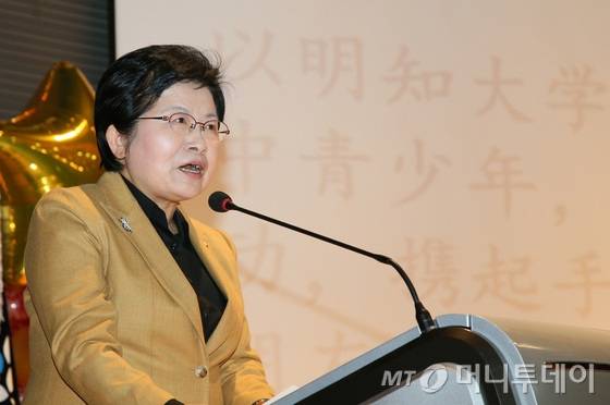 정현백 여성가족부 장관이 2일 서울 서대문구 명지대학교에서 열린 '2017년 한·중 청소년교류 지원사업 결과 보고회'에서 축사를 하고 있다. (여성가족부 제공) 2017.12.2/사진=뉴스1